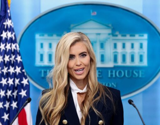 Zacharia Trump reconoce que reprobó el examen de abogacía La nueva jefa de prensa de Trump, Zacharia, admite que no aprobó el examen de abogacía, generando controversia.
